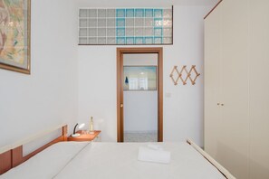 1 bedroom, iron/ironing board, WiFi, bed sheets - APPARTAMENTO IL DELFINO: comodissimo e fronte mare (Porto Torres)