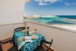 Outdoor dining - APPARTAMENTO IL DELFINO: comodissimo e fronte mare (Porto Torres)