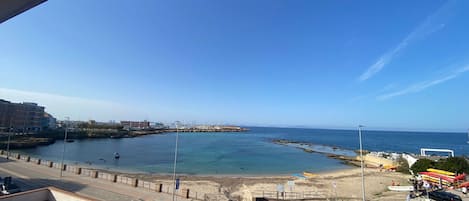 Una spiaggia nelle vicinanze