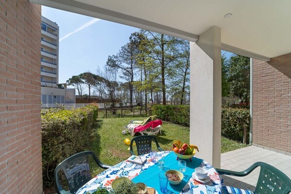 Outdoor dining - Nice apartment for 5 guests with fenced patio (Bibione)