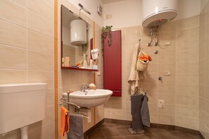 Shower, hair dryer, towels - Great flat with private garden in Bibione Pineda (Bibione)