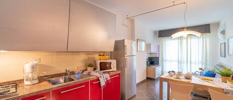 Een koelkast, een magnetron, een kookplaat