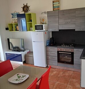 Microwave, stovetop, cookware/dishes/utensils