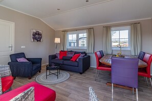 Smart TV - Comfortable 4-person chalet by the canal with a fully equipped kitchen, two bedrooms, terrace, storage room with washing machine, and free WiFi. (Giethoorn)