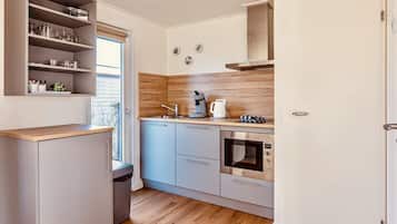 Kühlschrank, Mikrowelle, Wasserkocher mit Kaffee-/Teezubehör