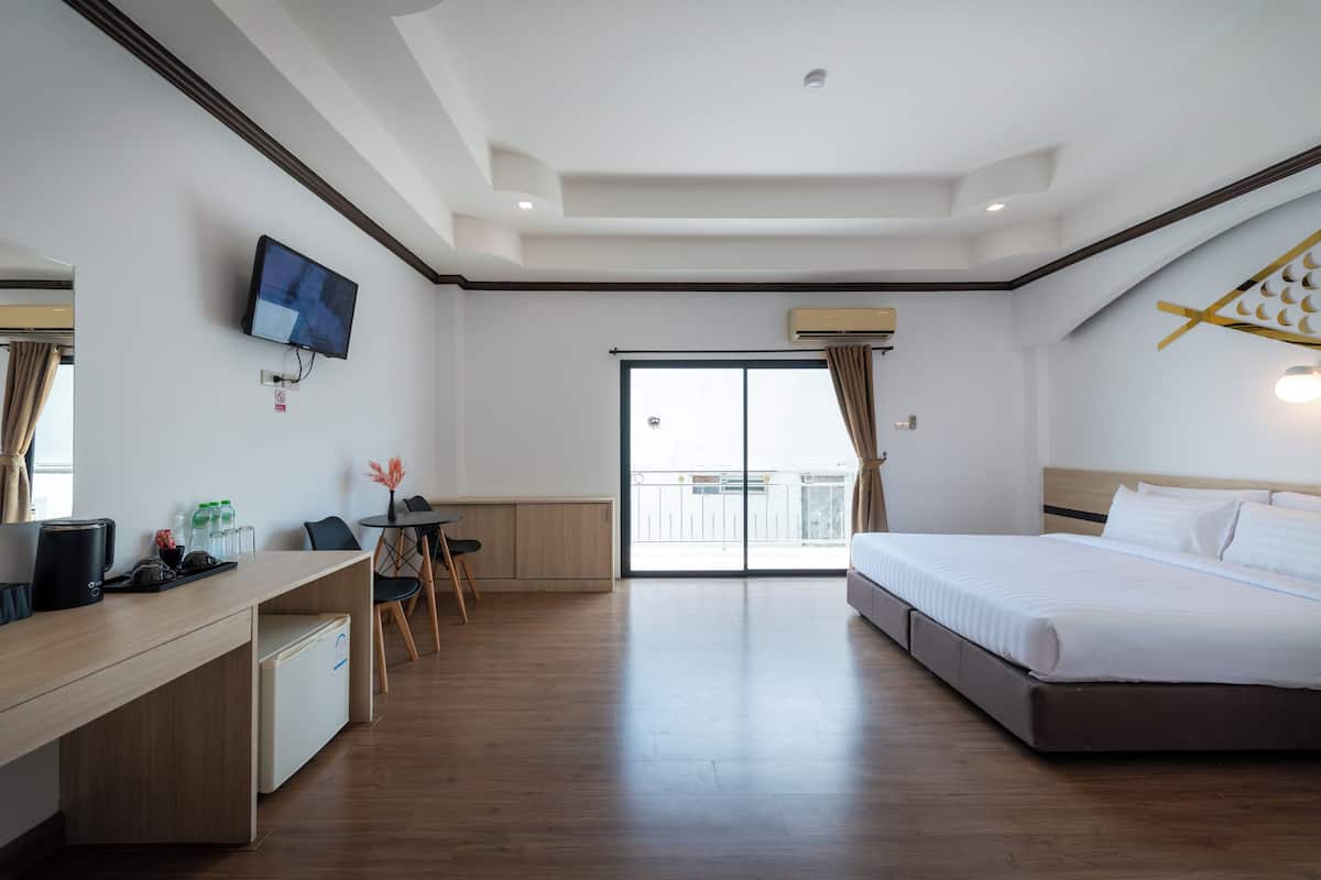 Deluxe Room, 1 King Bed, Corner | Minibar, in-room safe, desk, blackout drapes