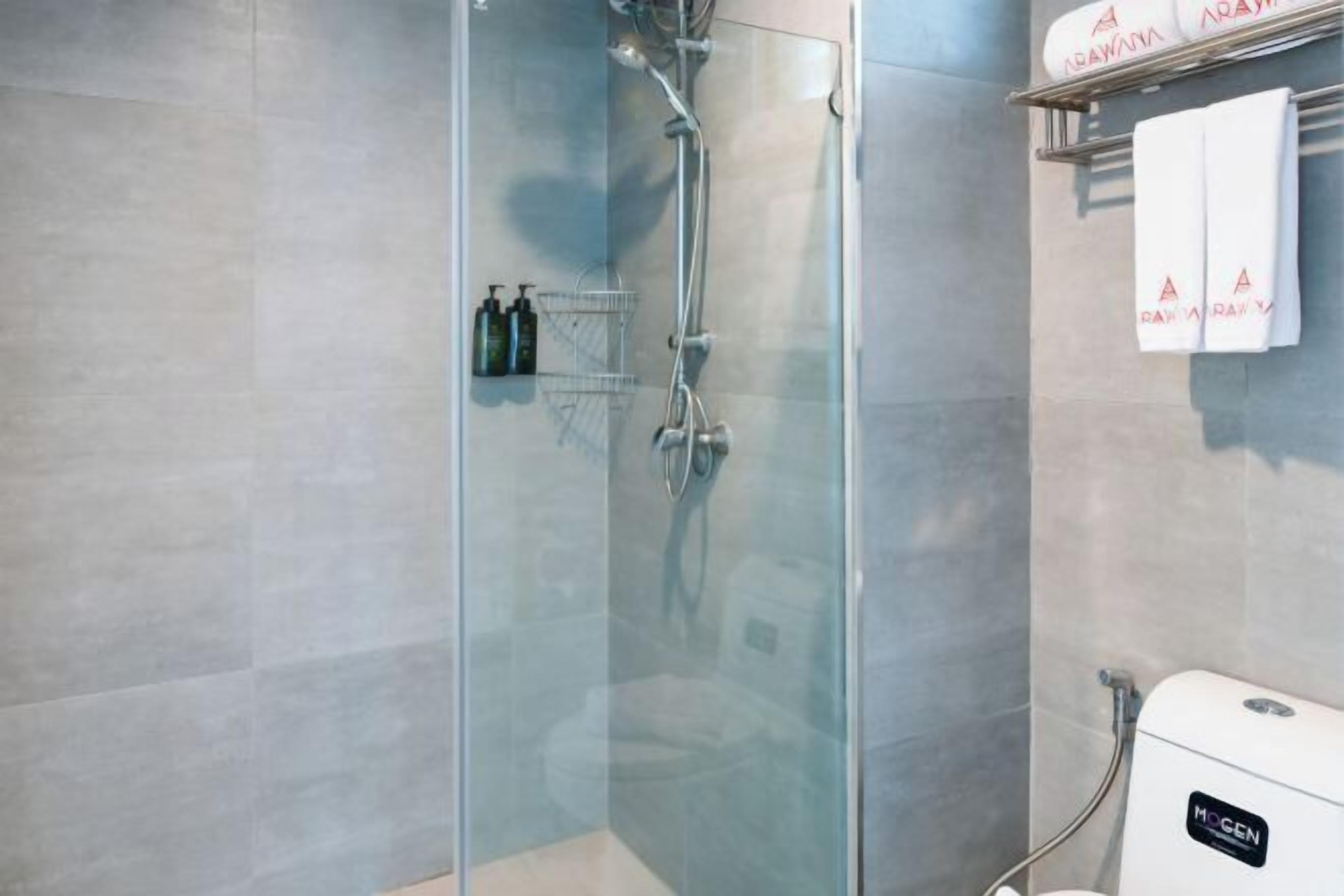 Dutxa, articles de tocador gratuïts, assecador de cabells i barnussos 