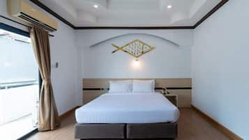 Deluxe Room, 1 King Bed, Corner | Minibar, in-room safe, desk, blackout curtains