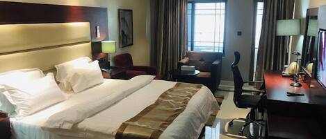 Rom – deluxe, balkong, byutsikt | Skrivebord, skrivebord for bærbar PC og strykejern/-brett