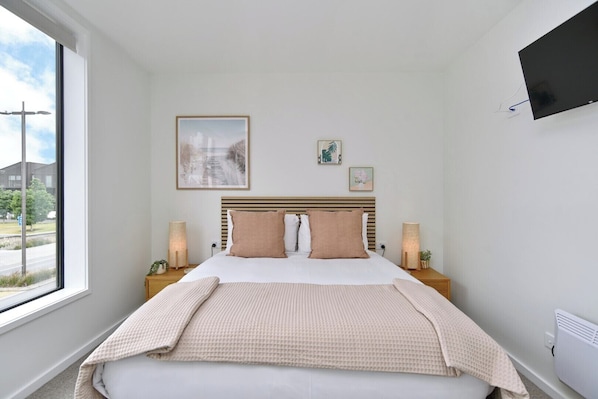2 bedrooms, iron/ironing board, free WiFi, bed sheets