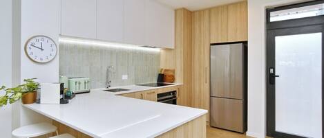 Kylskåp, mikrovågsugn, ugn och spishäll