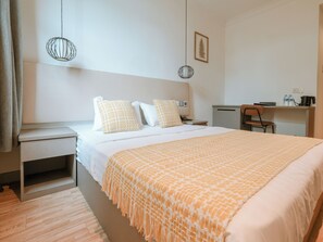 Escritorio, espacio para trabajar con laptop y wifi gratis 