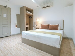 Habitación superior con 1 cama matrimonial o 2 individuales | Escritorio, espacio para trabajar con laptop y wifi gratis 
