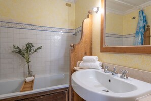 Douche, sèche-cheveux, bidet, serviettes fournies