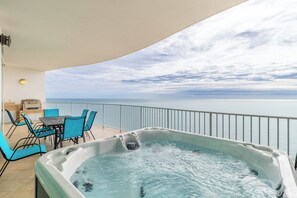 Apartamento Signature, 3 habitaciones, balcón, vistas a la playa | Bañera de hidromasaje privada