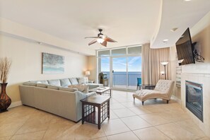 Leilighet – signature, 3 soverom, balkong, strandutsikt | Oppholdsrom | En 55-tommers smart-TV med Parabol-TV samt peis