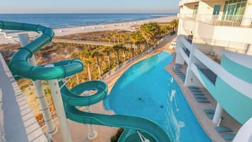 Una piscina techada, una piscina al aire libre