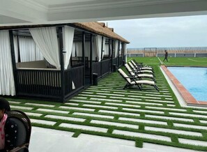 Bar en milieu de piscine