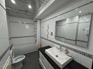 Dusche, Haartrockner, Handtücher, Seife