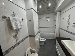 Shower, hair dryer, towels, soap - Charming 2-bedroom apartment in delightful Baku with AC, WiFi (Baku)