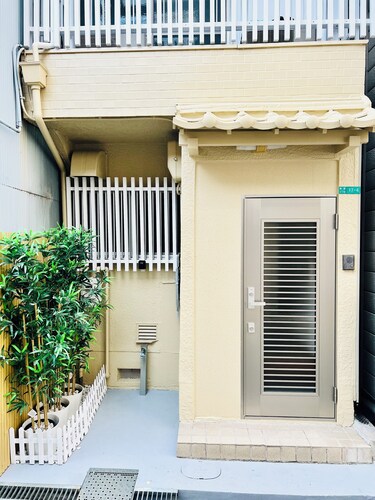 10 min. drive to Osaka Castle  3DK rental spacious house / capacity for 9 people