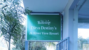 Segnale di benvenuto ai visitatori del Ditya Destiny's Jk River View Resort.