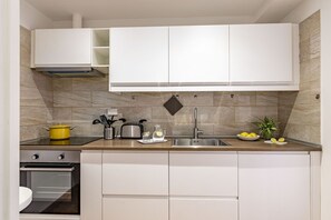 Réfrigérateur, micro-ondes, four, plaque de cuisson