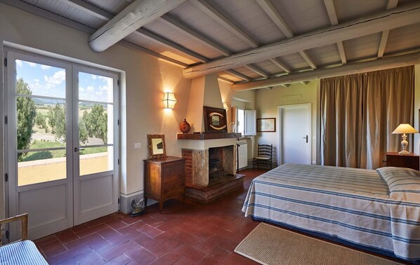 5 bedrooms, iron/ironing board, free WiFi