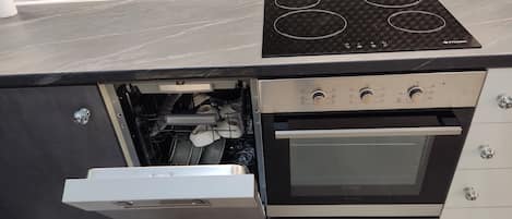 Refrigerador, microondas, horno, lavavajillas