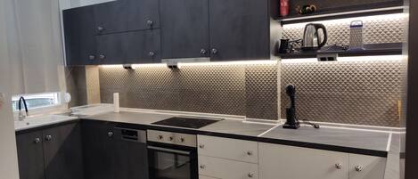 Kühlschrank, Mikrowelle, Ofen, Geschirrspüler