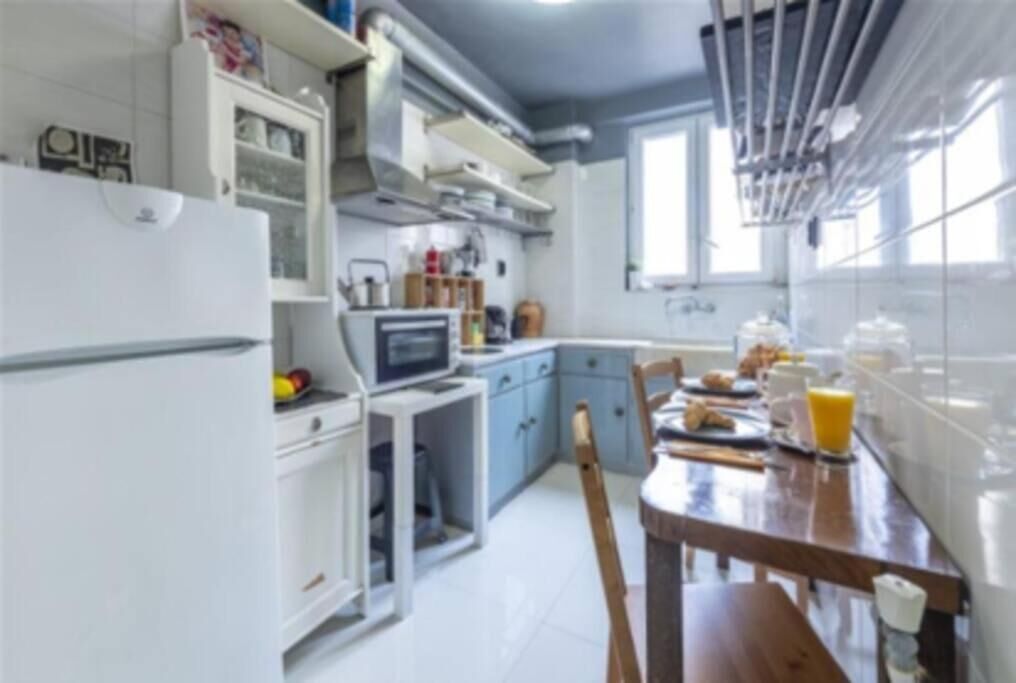 Kühlschrank, Ofen, Herdplatte, Wasserkocher mit Kaffee-/Teezubehör