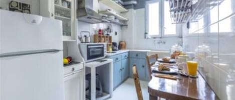 Fridge, oven, stovetop, coffee/tea maker