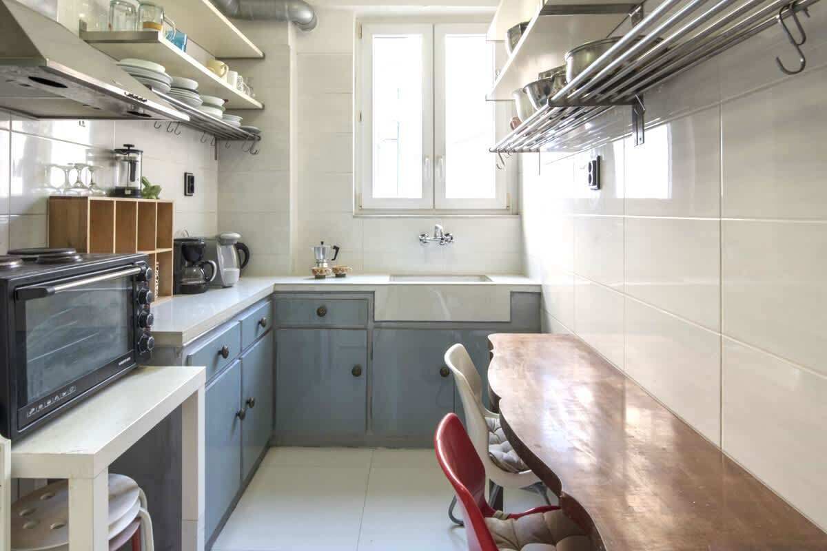 Een koelkast, een oven, een kookplaat, een koffiezetapparaat/waterkoker