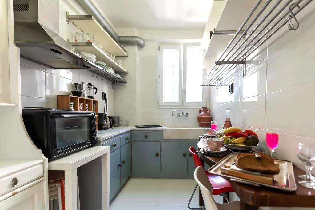 Réfrigérateur, four, plaque de cuisson, cafetière/bouilloire