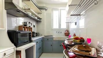 Réfrigérateur, four, plaque de cuisson, cafetiÚre/bouilloire