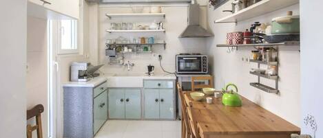 Fridge, oven, stovetop, coffee/tea maker