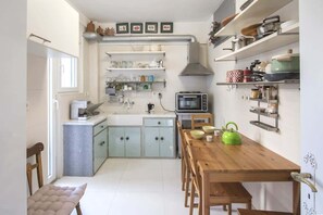 Fridge, oven, stovetop, coffee/tea maker