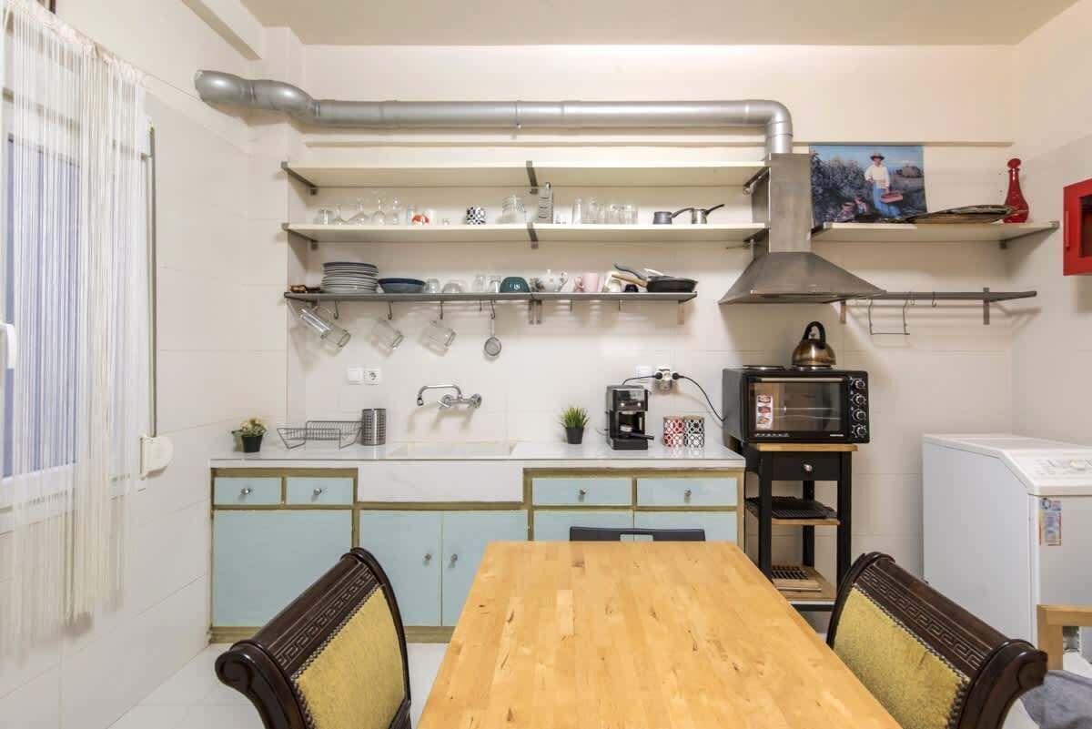 Réfrigérateur, four, plaque de cuisson, cafetière/bouilloire