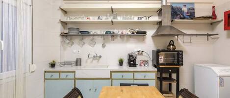 Réfrigérateur, four, plaque de cuisson, cafetière/bouilloire