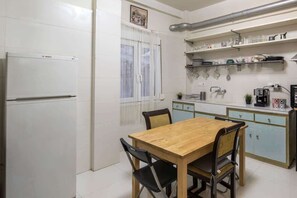 Frigorifero, forno, piano cottura, macchina per tè/caffè