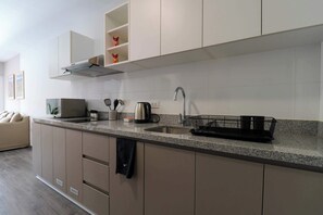 Refrigerador, microondas, placa de cocina, cafetera/tetera