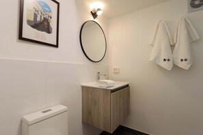 Suihku, hiustenkuivaaja, pyyhkeet