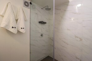 Shower, hair dryer, towels, shampoo - w* | Fascinating 1BR w/ Perfect Balcony in Cusco (Cusco)