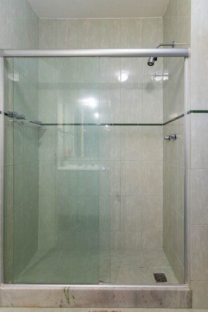 Shower, hair dryer, towels, shampoo