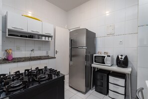 Fridge, microwave, oven, stovetop - 7 minutes from Ipanema beach | BT302B (Rio de Janeiro)