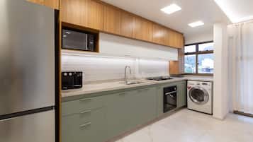 Geladeira, micro-ondas, fogão, cooktop