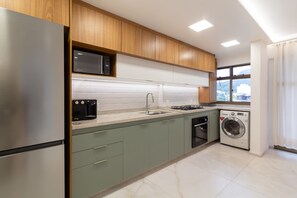 Kühlschrank, Mikrowelle, Ofen, Herdplatte