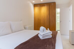 2 quartos, ferros/tábuas de passar roupa, berço de viagem