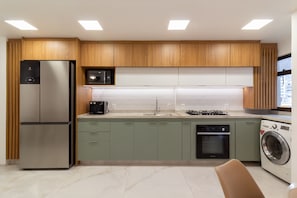 Geladeira, micro-ondas, fogão, cooktop