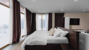 Family Apartment, Balcony, Beach View | Desk, laptop workspace, blackout drapes, soundproofing